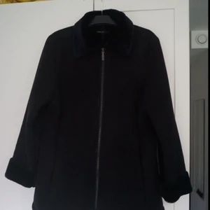  - Svart höst-/vinterjacka köpt från en vintage shop. Den är i bra skick och sitter fint även som en oversize jacka. 