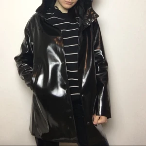  - STUTTERHEIM regnjacka, passar xxs-s. Svart