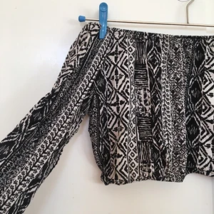  - Tröja i tunt, fint tyg. Gott skick och en tröja jag tyckt mycket om! 