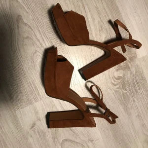  - Bruna mocka klackskor från H&M. Använda 2 gånger. Skorna är en liten 39a. Köpare står för frakt. Hämtas i Gbg/Mölndal. 