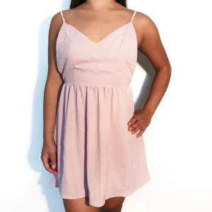  - Klänning med öppen rygg i storlek S från Missguided säljes för 50kr, frakt tillkommer. Betalning sker via swish.