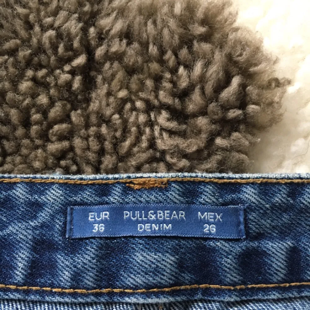 SÅ SNYGGA 5p slitna jeans från PULL & BEAR. Endast använda två gånger, säljer pga förstora:'( . Jeans & Byxor.