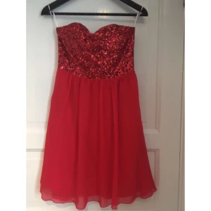  - Perfekt till jul🎅🏼 Använd en gång, finns axelband till!  Hämtas i Kungälv. Kan fraktas men köparen står för kostnaden. Betalas swish eller kontant.