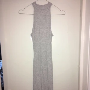  - Jättefin grå, tajt klänning som slutar precis över knäna, säljer pga för liten stl. Köparen står för frakten