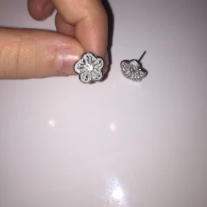  - Säljer dessa blommiga örhängena