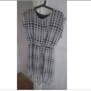  - Prickig klänning, längre bak. köparen står för frakten.