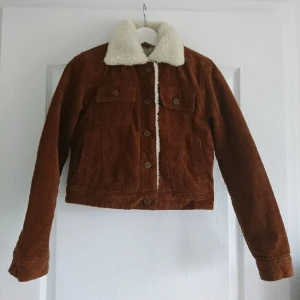  - Manchesterjacka från Asos, aldrig använd,storlek 6 (xs) från deras Petite avdelning (därav mindre i storleken). Nypris 600kr