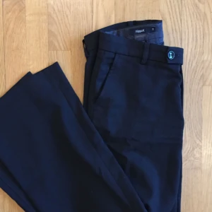  - Superfina kostymbyxor från Filippa K. Väldigt bra skick! Dom sitter väldigt tajt i midjan på mig för jag har egentligen storlek S i byxor och kommer därför tyvärr inte till användning!  Modellen är utsvängd nertill. 