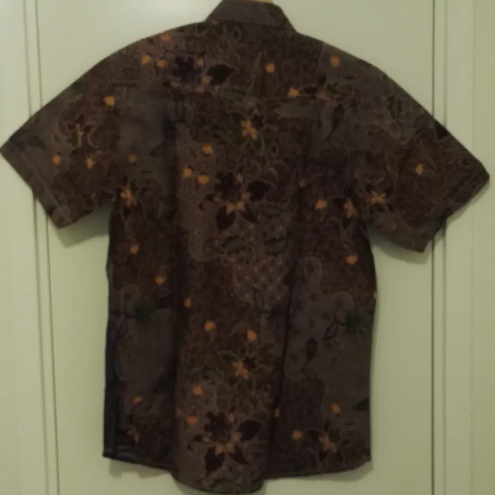 Batik skjorta, kortärmad, oanvänd, storlek M. Skjortor.