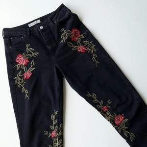 Helt oanvända rosbroderade mom jeans från Topshop, originalpris 799 kr.   39 cm över midjan. Fråga gärna om fler mått och bilder.  Frakt: 56 kr. Möts annars upp i Stockholm.
