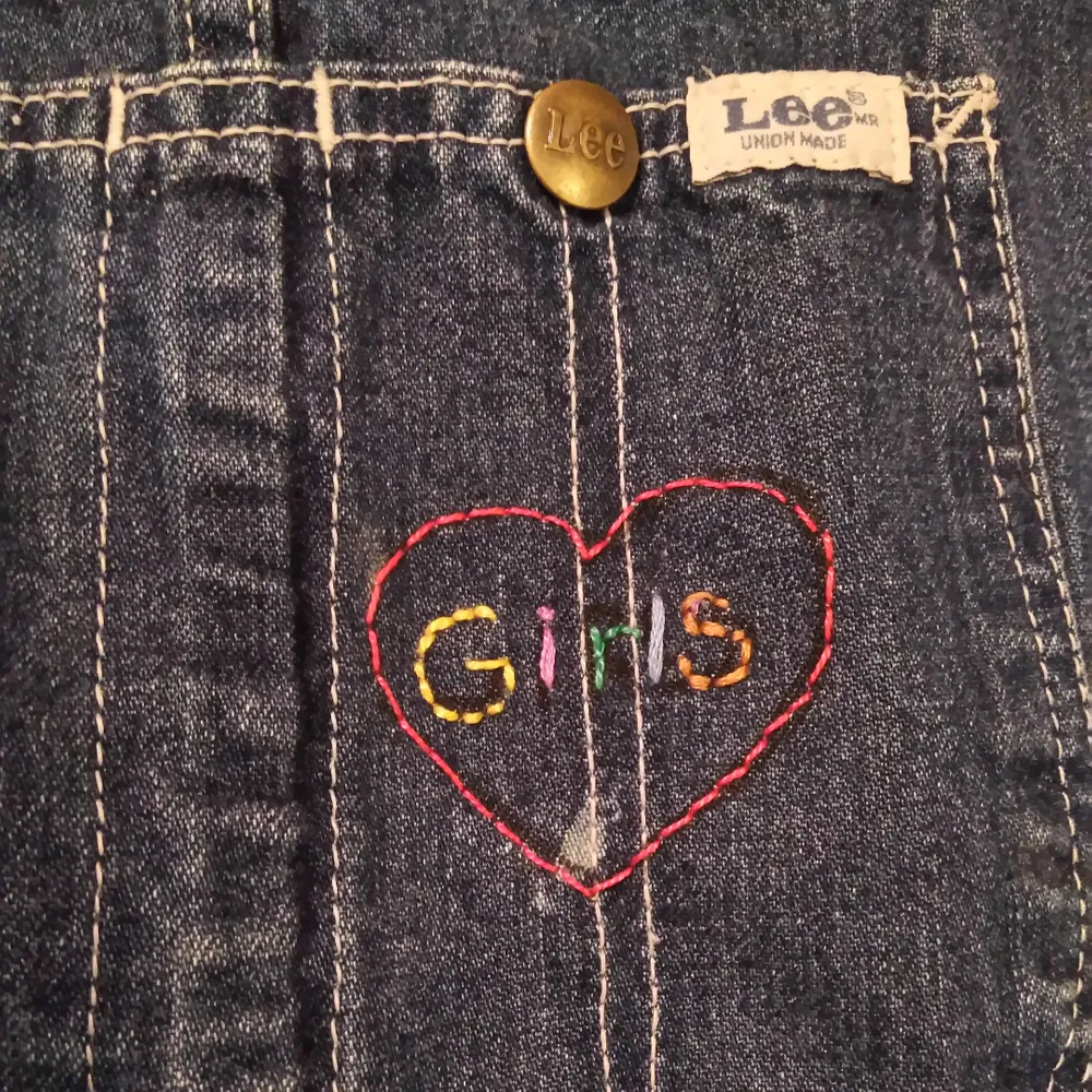 Fin jeansklänning från Lee med ett broderat hjärta det står girls i. Nackdelen är att den är extremt kort så antingen ska även du vara kort eller så kan en ha något under! 💃. Klänningar.
