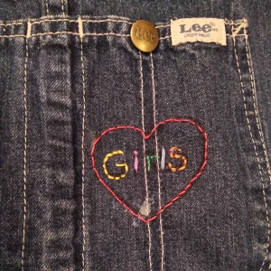  - Fin jeansklänning från Lee med ett broderat hjärta det står girls i. Nackdelen är att den är extremt kort så antingen ska även du vara kort eller så kan en ha något under! 💃