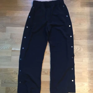  - Byxa från Monki. Sista bilden är tagen från hemsidan.  Storlek small. Använda en gång. Köpta för 350