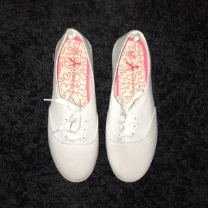  - Helt oanvända skor. 