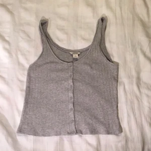  - Grått linne från Monki. Storlek M men skulle säga att det passar i stort sätt alla beroende på hur man vill att den ska sitta, väldigt strechig! I stort sätt oanvänd så fint skick! Fraktas eller möts upp i Linköping 💘