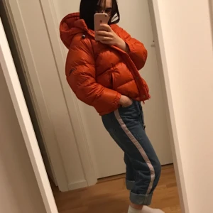  - Skitsnygg Puffer jacka med en orange färg. Älskar den men har nästan en likadan så väljer att sälja den 😊