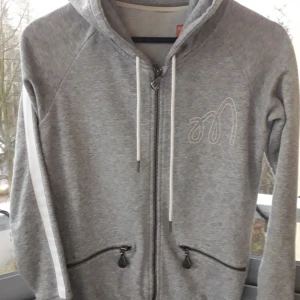  - Mpuli hpodie i nyskick! Stl XS. Använd och tvättad 2 ggr. Nypris över 80å kr!  Se gärna mina övriga annonser. Jag kan samfrakta vid flera köp.