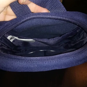  - Snygg Adidas axelväska! Köpt 2017 men tyvärr kom aldrig till användning :( Frakt tillkommer 🌈 Priset kan diskutera 