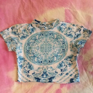  - Mönstrad top från Motel i kort modell. Knappt använd. Frakt tillkommer. 