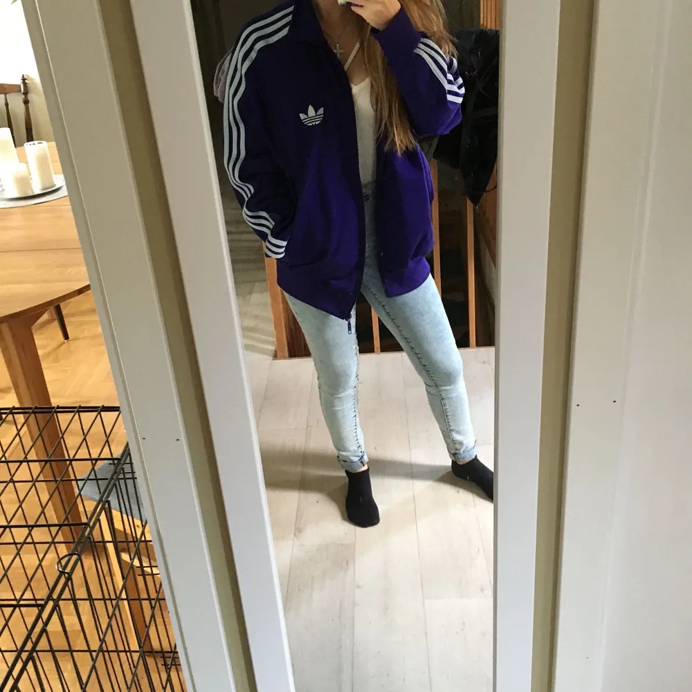 Adidas jacket storlek L. . Jackor.