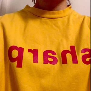  - Jättesnygg tröja från weekday. Senapsgul färg med röda bokstäver, säljer för den inte riktigt är min stil.😊