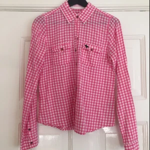  - Rosa-vit rutig skjorta från Abercrombie and Fitch. Välvårdad.