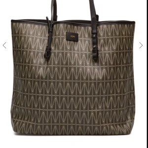  - Väska från Dagmar! Använd en gång, inga slitningar. Nypris: 2195kr