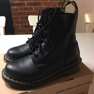  - Dr. Martens st 37 Väldigt bra skick, knappt använda. Endast swish och köparen står för frakten! Kan mötas upp i karlstad. Nypris: 1400:-