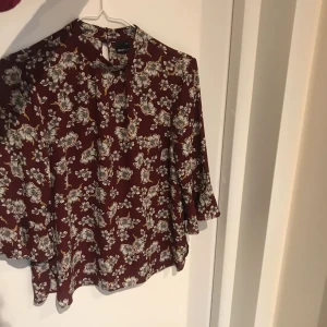  - Blommig vinröd tröja 