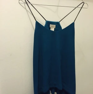  - Petrolfärgat, lite grövre linne från H&M. Faller fint. Använt fåtal gånger så är i princip i ursprungsskick. Storlek 36/S.