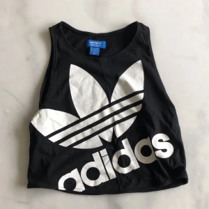 Adidaslinne  - Kortare adidaslinne. Användt ca 1 gång. Frakten är inräknad i priset. 