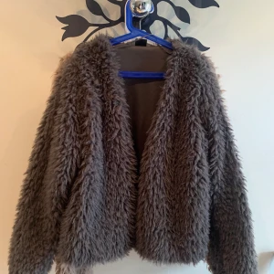 Jacka - Fin grå teddy jacka från gina tricot. Använd ett få tal gånger så den är i väldigt bra skick (som ny). 200kr inkl. frakt💕