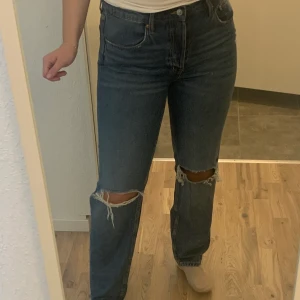 Jeans med hål - Från hm, strl 42 men tycker de är rätt små. Fri frakt 