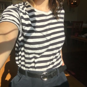 Randig T-shirt - Fin randig T-shirt som är välanvänd men fortfarande i gott skick, lite skrift på insidan som man ser på sista bilden. 🐼 Fraktkostnad: 44 kr men kan även mötas upp i stockholm ❤️