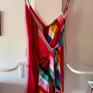 Jumpsuit zara - Häftig jumpsuit från Zara som ser ut som en klänning på. Superhärlig med alla färger. Aldrig använd så är i nyskick. Storlek M men passar även S🦋 skriv i dm vid intresse eller frågor💗💗