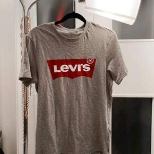 Grå Levi’s T-shirt. Mycket fint skick - använd Max en gång. Köpt i ”herrmodell” men funkar på en tjej med strl S/M. Köparen står för frakten.