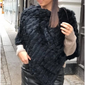 Äkta päls svart poncho - Äkta päls, onesize, använd 3 ggr maxxxxxx köpt ca 1 år sen för 1.100kr priset börjar från 700kr snabb köp (pris kan duskiteras via snabb köp)