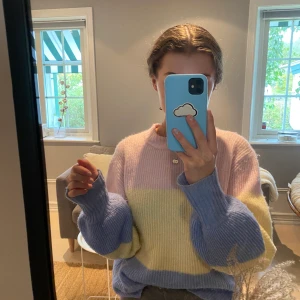 Stickad tröja - Säljer min stickade tröja i fina pastellfärger från det exklusiva märket Levetē. Tröjans nypris ligger på strax över 700kr.