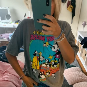 Zara tshirt - Säljer dennna superfina T-shirt från zara, det är en Disney kollektion. Endast använd ett fåtal gånger då den är som ny.❤️❤️