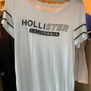 Hollister t-shirt - T-shirt från hollister tunnt tyg vilket är skönt på sommaren, lite längre baktill. Strl: XS-S 80kr