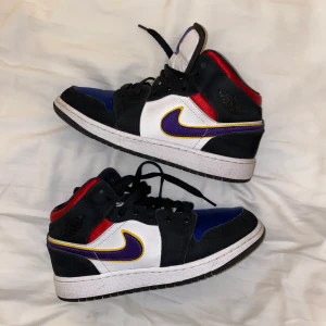 Air jordans 1 mid  - Säljer mina air jordans 1 mid purple white red, använda fåtal gånger, storlek 36.5, 800kr + frakt  