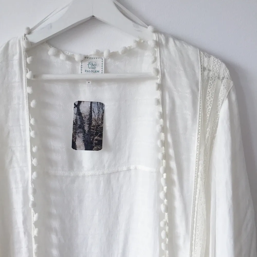 Vit kimono från Urban Outfitters i strl M. Aldrig använd. Nypris 945 kr, säljer för 150 kr.. Tröjor & Koftor.