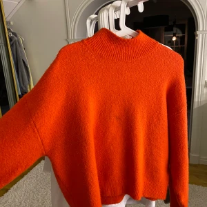 Orange tjocktröja från H&M - Tjocktröja med lite högre vid halsen. Tröjan har en liten fläck på magen som inte går bort (syns på bilden) 