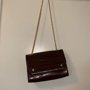 Väska mango - Jätte fin enkel väska ifrån mango, har knutit kedjan så den ska bli kortare 