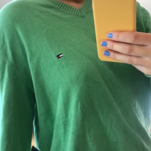 Tommy hilfiger tröja - Snygg v-ringad Tommy hilfiger tröja i tunnare material. Oversized i storlek M