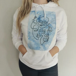 Faces Hoodie  - Vit hoodie i storlek M. ♻️ Fraktkostnad på 63kr tillkommer. ✨