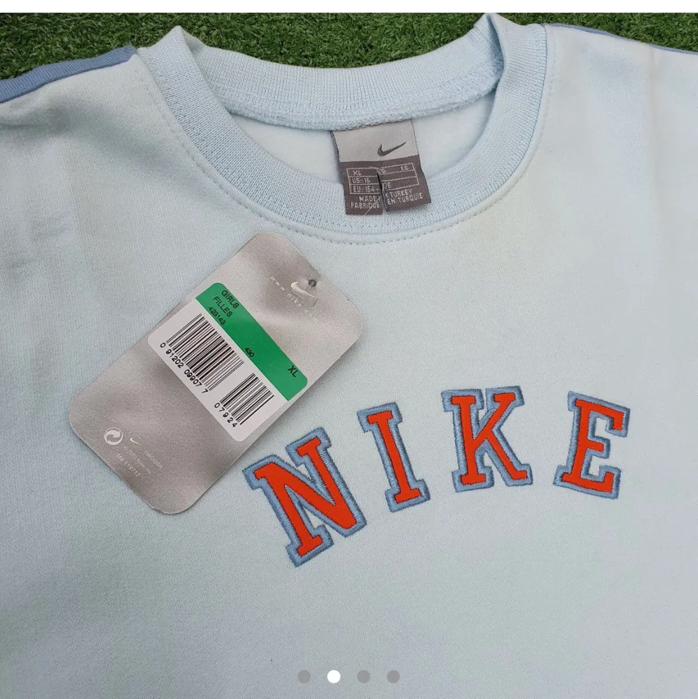 Nike tröja i storlek XL barn vilket motsvarar xs/s! Går en blå rand längst sidan av ärmarna!. Tröjor & Koftor.