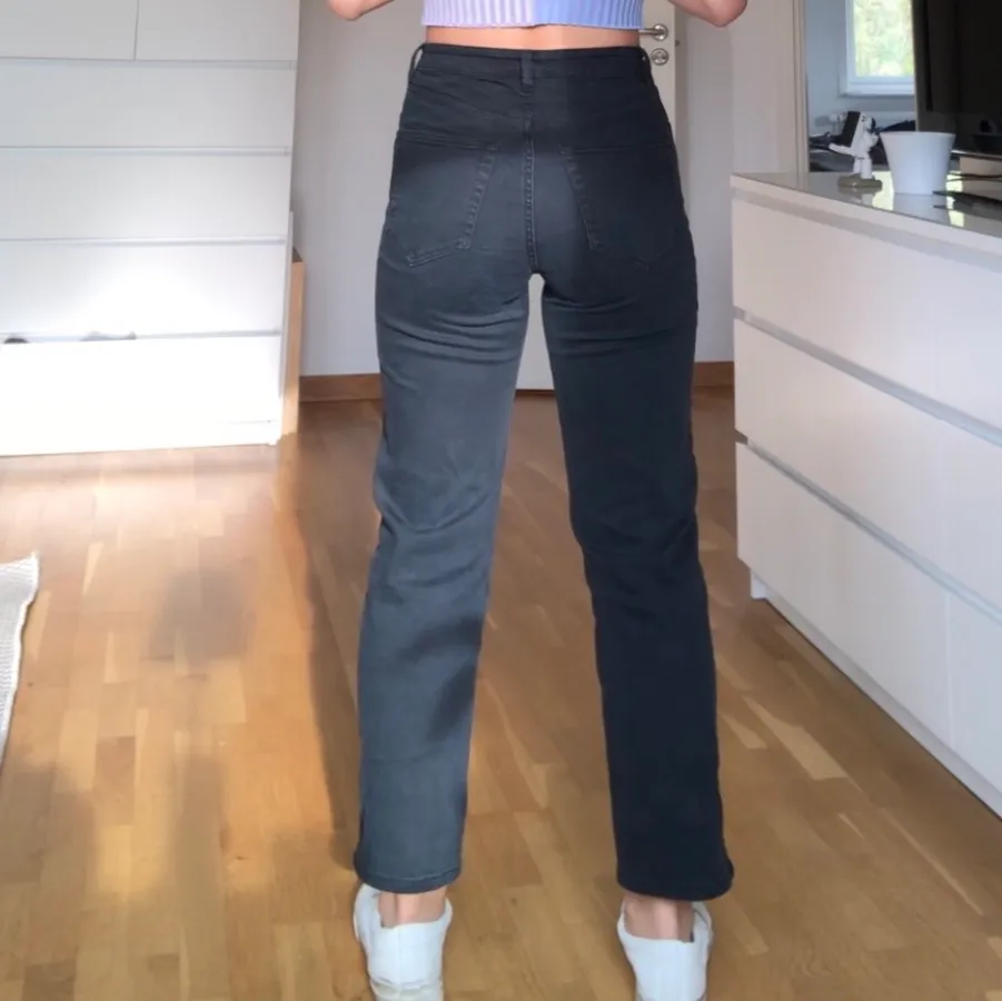 Snygga svarta raka jeans! Topp skick, väldigt sköna! Frakt inkluderat i priset. Jag är 168cm. Jeans & Byxor.