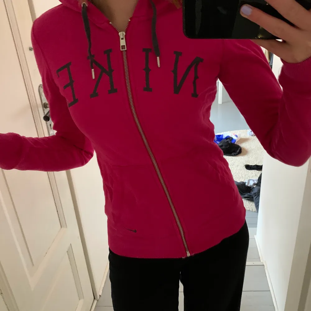 Rosa Nike hoodie från Nike med dragkedja. Säljer pga att den ej kommer ull användning. Fett snygg och lite tajtare i modellen. Storlek S men passar också en XS. Skitsygg. Minns ej vart den är köpt, Intersport?. Hoodies.