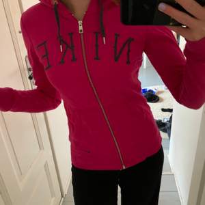 Rosa Nike hoodie från Nike med dragkedja. Säljer pga att den ej kommer ull användning. Fett snygg och lite tajtare i modellen. Storlek S men passar också en XS. Skitsygg. Minns ej vart den är köpt, Intersport?